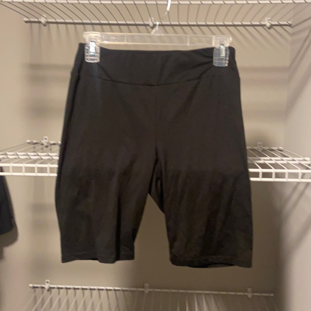 NWOT * Forever 21 Black Bike Shorts in Size Medium